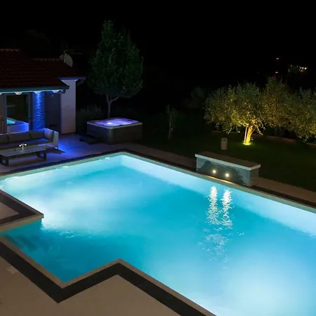 Shanti 4 4* Villa *